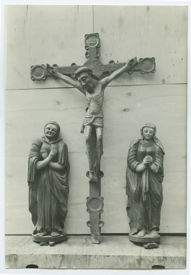 Kolm kuju, Kristus ristil, Maria ja Johannes, puunikerdus, Pühavaimu kirikus, võidukaarel.  duplicate photo