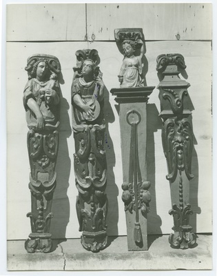 Neli koori rinnatise kaunistusliistu, puunikerdus, madonna, lautomängija, naisfiguur ja ornament, Pühavaimu kirikus.  duplicate photo
