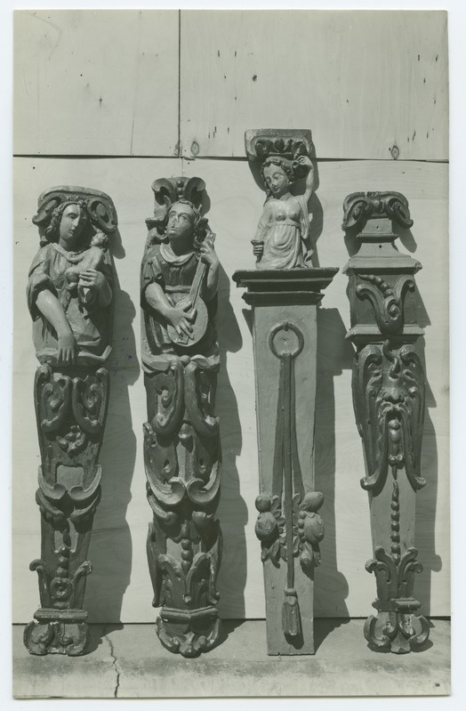 Neli koori rinnatise kaunistusliistu, puunikerdus, madonna, lautomängija, naisfiguur ja ornament, Pühavaimu kirikus.