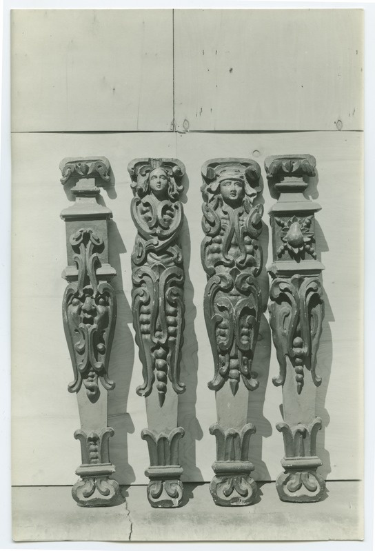 Neli koori rinnatise kaunistusliistu, puunikerdus, ornementaalsed, neist 2 inimpeadega, Pühavaimu kirikus.