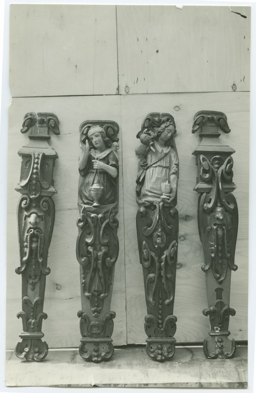 Neli koori rinnatise kaunistusliistu, puunikerdus, ornementaalsed, 2 "tarkade neitsitega" ja 2 ornamentaalset.