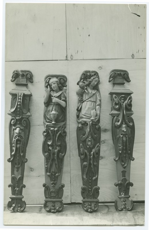 Neli koori rinnatise kaunistusliistu, puunikerdus, ornementaalsed, 2 "tarkade neitsitega" ja 2 ornamentaalset.