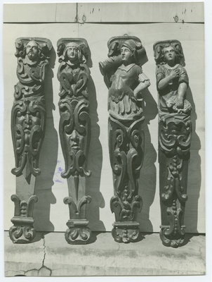 Neli koori rinnatise kaunistusliistu, puunikerdus, koormakandja, hea karjane ja 2 ornamentaalset inimpeadega.  duplicate photo