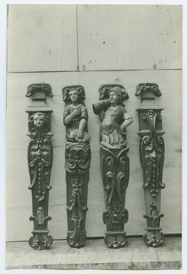 Neli koori rinnatise kaunistusliistu, puunikerdus, koormakandja, hea karjane ja 2 ornamentaalset inimpeadega.  duplicate photo