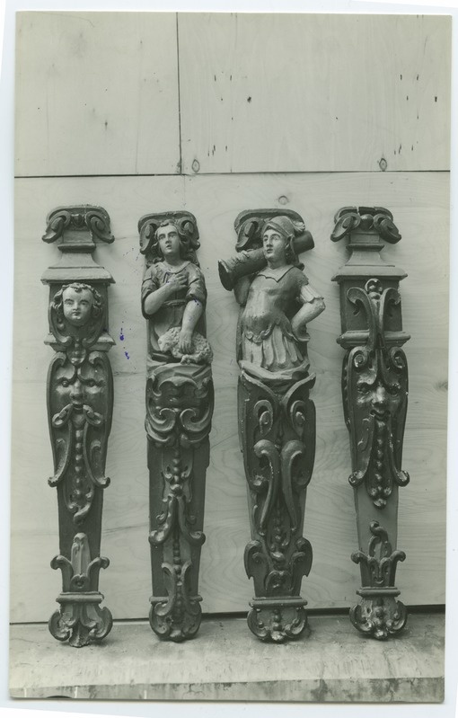 Neli koori rinnatise kaunistusliistu, puunikerdus, koormakandja, hea karjane ja 2 ornamentaalset inimpeadega.