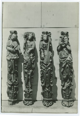 Neli koori rinnatise kaunistusliistu, puunikerdus, mitmesuguseid pille mängivad figuurid,  Pühavaimu kirikus.  duplicate photo