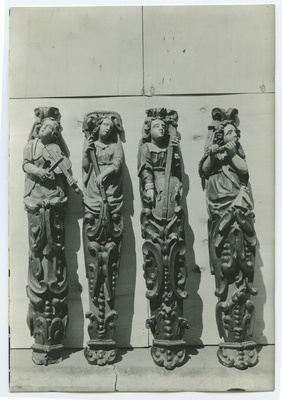 Neli koori rinnatise kaunistusliistu, puunikerdus, mitmesuguseid pille mängivad figuurid,  Pühavaimu kirikus.  duplicate photo
