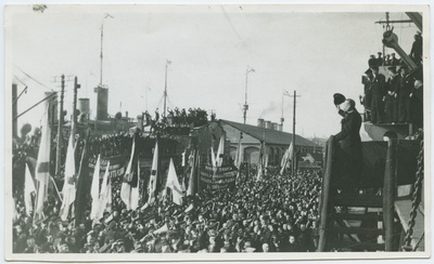 Mereväelaste meeleavaldus 1917. aastal Tallinna sadamas 1906. aastal hukatud "Pamjat Azova" ohvrite mälestuseks.  duplicate photo