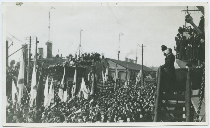 Mereväelaste meeleavaldus 1917. aastal Tallinna sadamas 1906. aastal hukatud "Pamjat Azova" ohvrite mälestuseks.