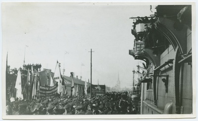 Mereväelaste meeleavaldus 1917. aastal Tallinna sadamas 1906. aastal hukatud "Pamjat Azova" ohvrite mälestuseks.  similar photo