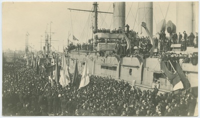 Mereväelaste meeleavaldus 1917. aastal Tallinna sadamas 1906. aastal hukatud "Pamjat Azova" ohvrite mälestuseks.  duplicate photo