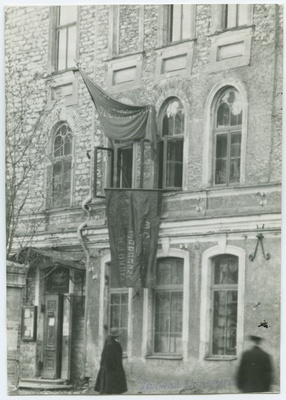 Tallinn, Töölismaja Suur-Karja 18, dekoreeritud revolutsiooniliste lippudega.  duplicate photo