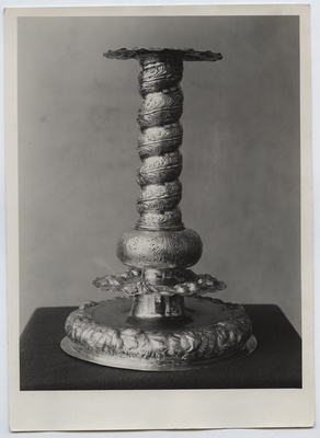 Küünlajalg, hõbe, kuulunud Mustpeade Vennaskonnale, kaunistatud reljeefse taimornamendiga.  duplicate photo