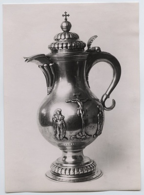 Veinikann, Tallinna Toomkirikust, hõbe, küljel Kristus ristil ja kaks pühakut.  duplicate photo