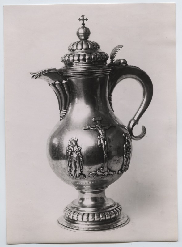 Veinikann, Tallinna Toomkirikust, hõbe, küljel Kristus ristil ja kaks pühakut.