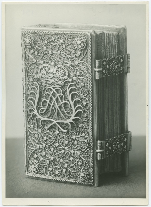 Hõbefiligraanköites raamat, mõõdud 85 x 52 mm, 17. sajandist.