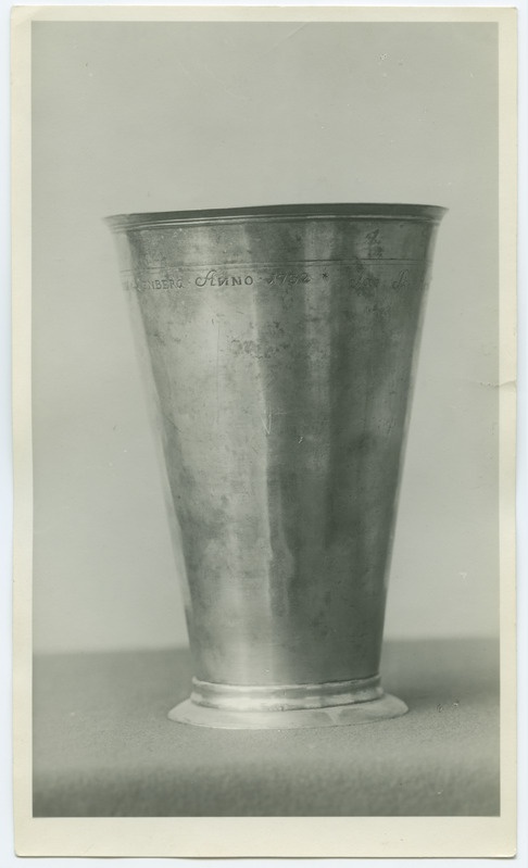 Koonusekujuline hõbepeeker, äärel kiri.