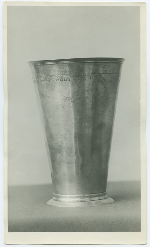 Koonusekujuline hõbepeeker, äärel kiri.