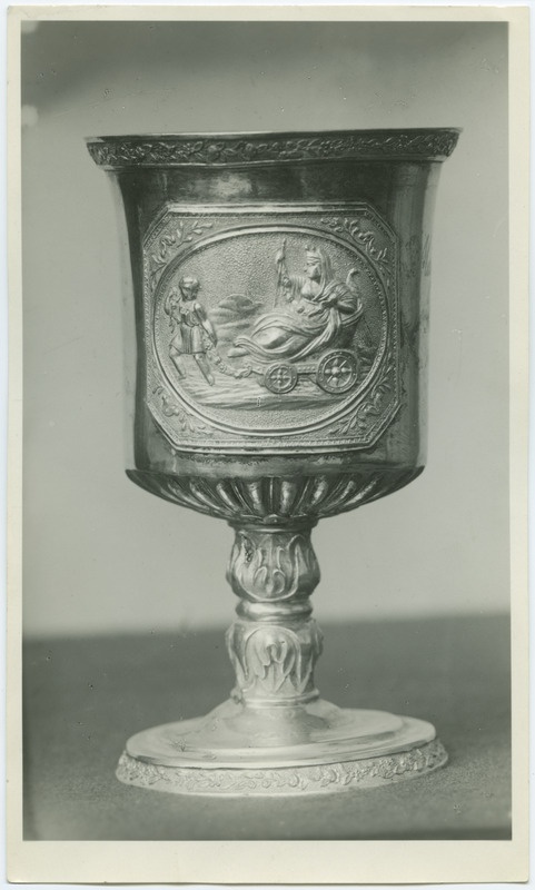 Jalaga peeker, peekri küljel stseen: poisike veab vankrit, milles istub diadeemiga naine. Arvatavasti 18. sajandist.