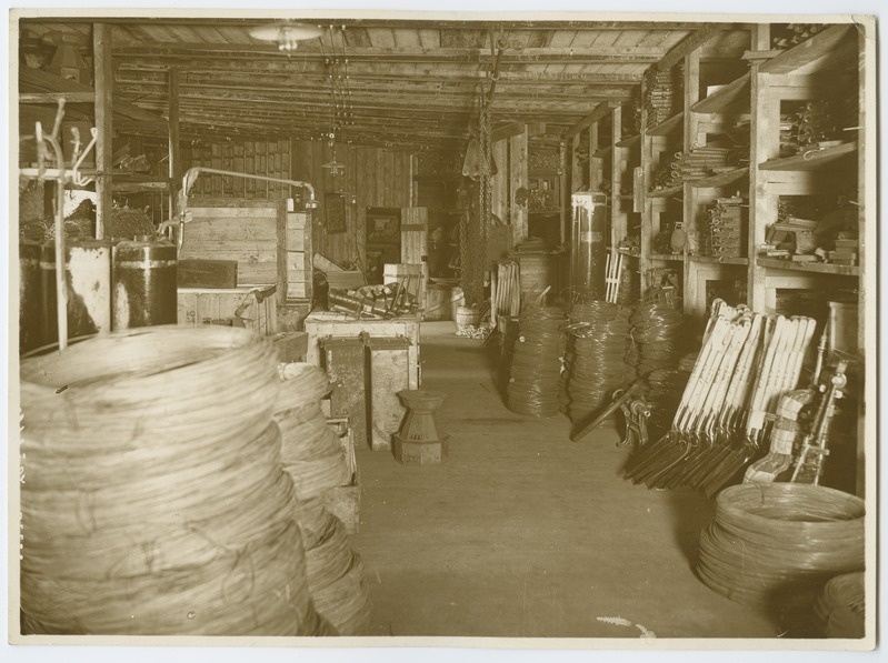 Metalltoodete kaupluse ladu