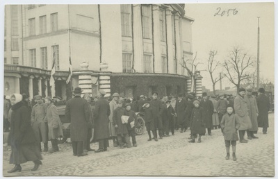 Rahvas kontsertsaali ees  duplicate photo