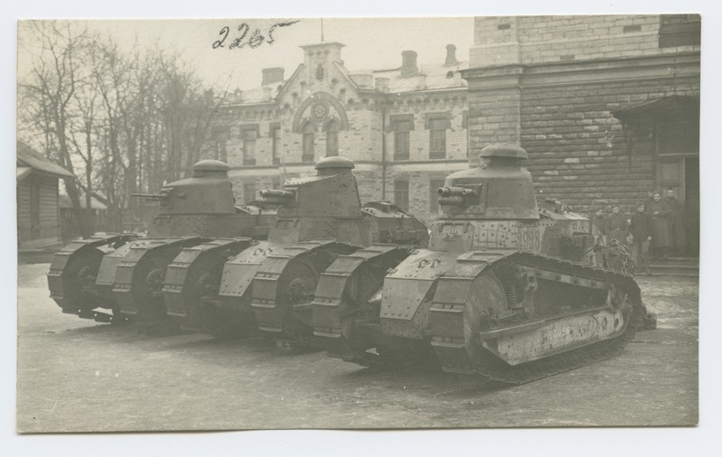Tanketid Tondi kasarmute õuel