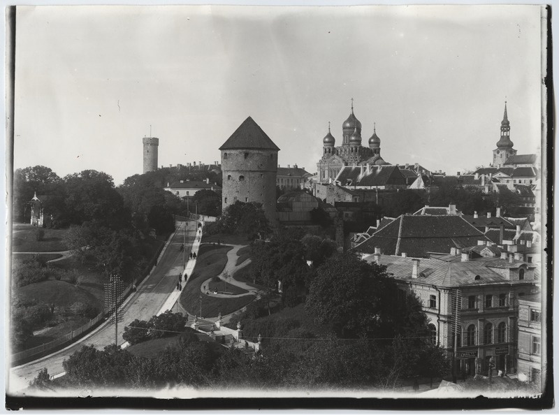 Vaade Harjumäele Kiek in de Kök'i ja Toompea suunas, pildistatud Jaani kiriku tornist.