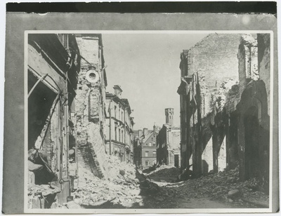 Sõjapurustused Tallinnas, varemetes Harju tänav, vaade Raekoja suunas.  duplicate photo