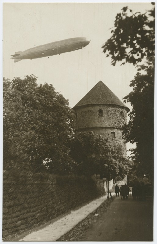 Tallinn. Saksa õhulaev Zeppelin Kiek in de Köki kohal