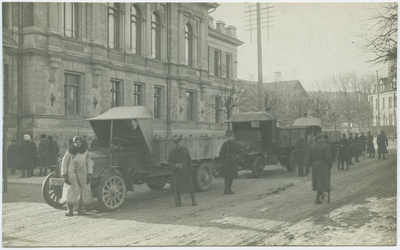 Tallinn. Sõjaväeautod Rahandusministeeriumi hoone ees  duplicate photo