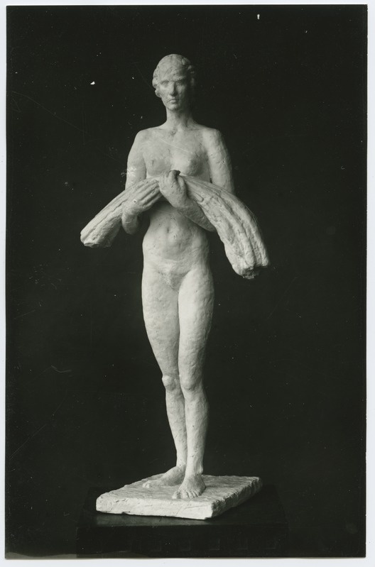 E. Jõesaar, viljavihku käes hoidev naine, 1930-ndatest aastatest.