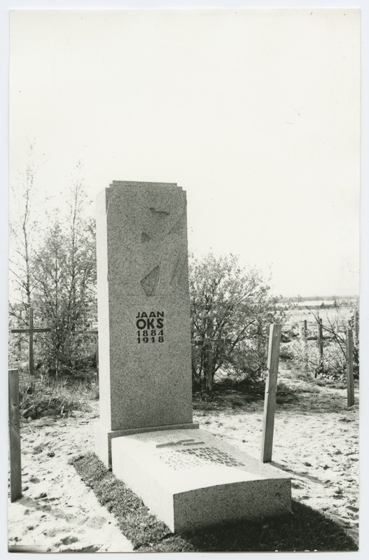 F. Sannamees, J. Oksa hauasammas Rahumäe kalmistul, 1931. aastast.