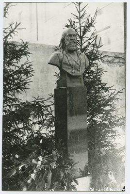 A. Adamson, Piiskop Platoni portreebüst Issanda Muutmise kiriku õuel Tallinnas, 1920. aastast.  duplicate photo