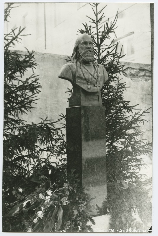 A. Adamson, Piiskop Platoni portreebüst Issanda Muutmise kiriku õuel Tallinnas, 1920. aastast.