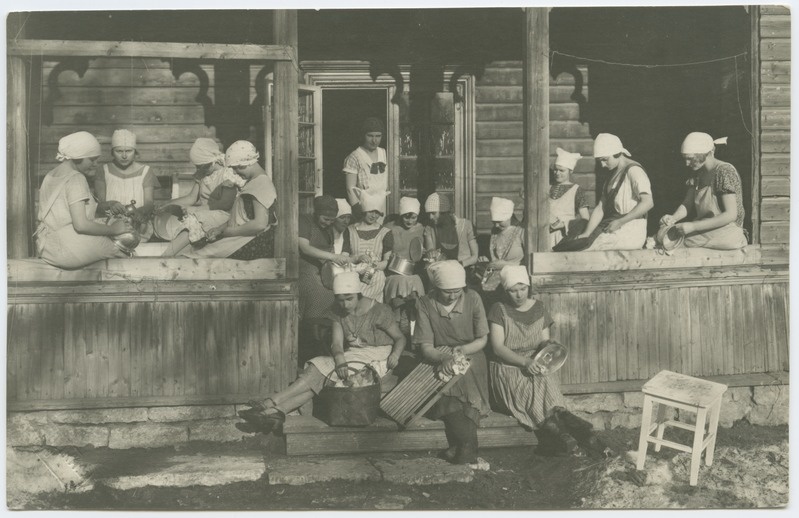 Tallinna Naiskutsekooli õpilased