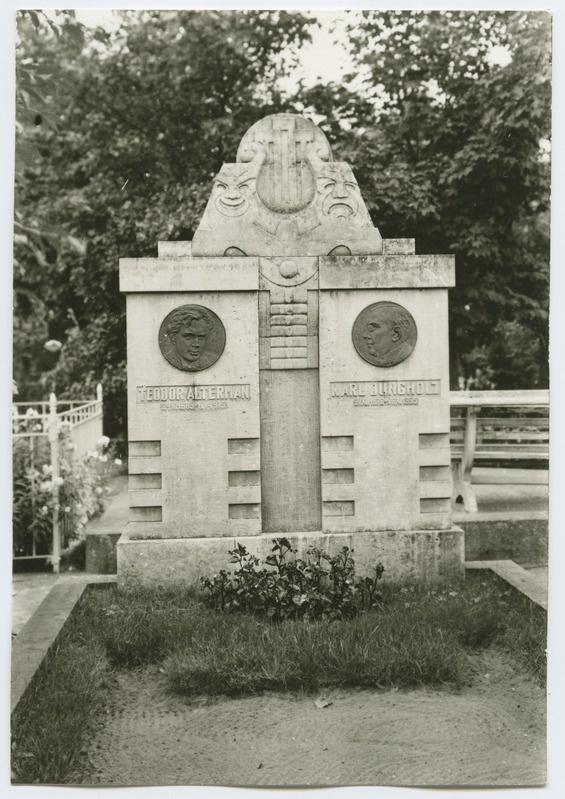 J. Raudsepp, Theodor Altermanni ja Karl Jungholzi hauasammas Tallinnas Siselinna kalmistul, 1929. aastast.