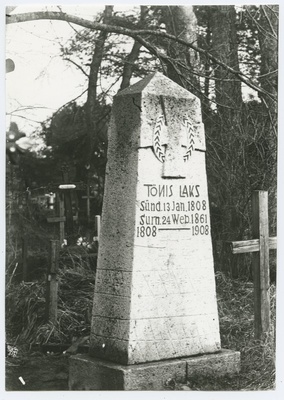 Loiksi Tõnise (1808 - 1861) mälestusmärk Alatskivi kalmistul, püstitatud 1908. aastal.  duplicate photo
