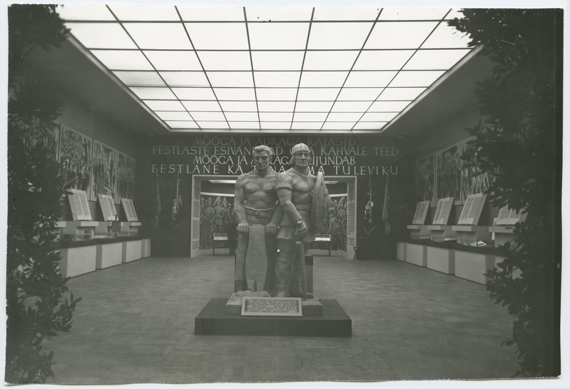 Üldvaade näitusele "Eesti rahva eluvõitlus", keskel skulptuur "Adra ja mõõgaga", 1943. aasta.