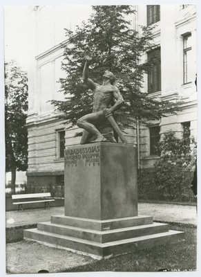 F. Sannamees, mälestusmärk Tallinna Reaalkooli esisel väljakul, 1930-ndad aastad.  duplicate photo