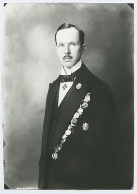 Johannes Parikase porteepilt, dekoreeritud jalgrattaspordi jt. märkidega, umbes 1910. aastast.  duplicate photo