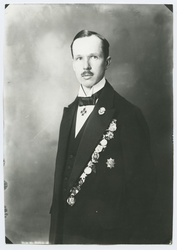 Johannes Parikase porteepilt, dekoreeritud jalgrattaspordi jt. märkidega, umbes 1910. aastast.