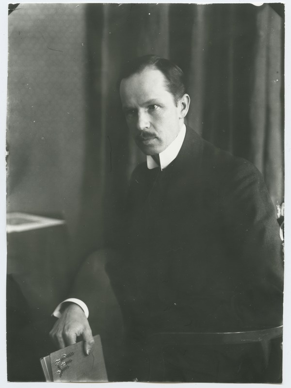 Johannes Parikase portreefoto umbes 1920. aastast.