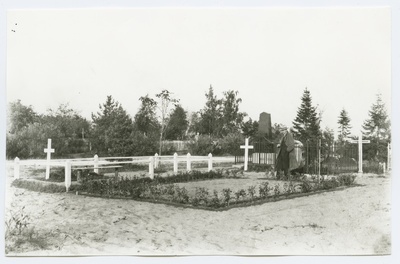 Peeter Parikas (?), vaade Rahumäe (?) kalmistul rajatud matmisplatsile, taustal meesfiguur, 20. sajandi II kümnend.  duplicate photo