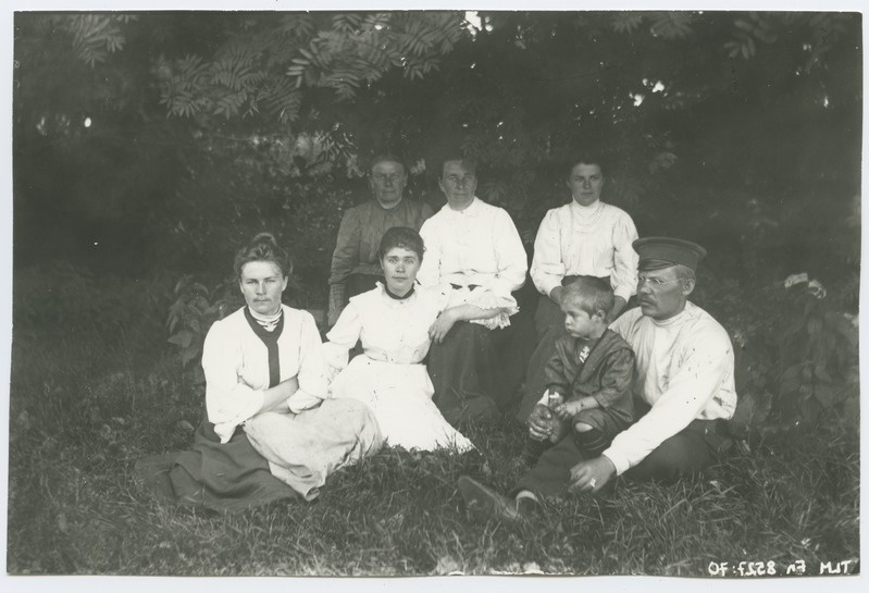Grupifoto, looduses istumas viis naist, mees ja laps, umbes 1915. aastast.