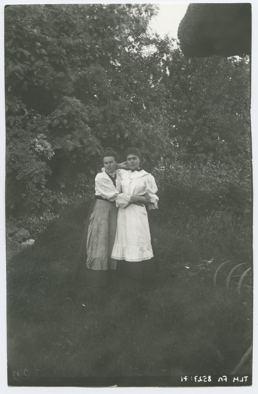 Portreefoto, naine ja neiu seismas looduslikus keskkonnas, umbes 1915. aasta.