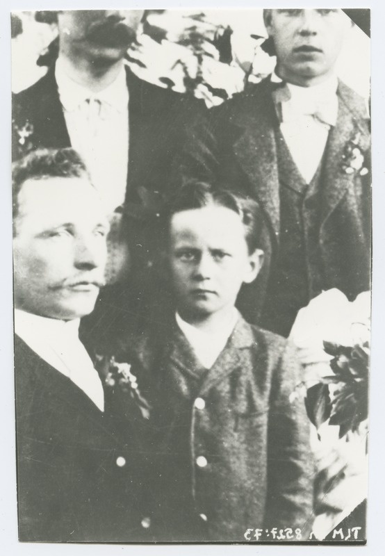 Poisikese poolfiguur umbes 1910. aastast, väljavõte pulmaliste grupifotost.