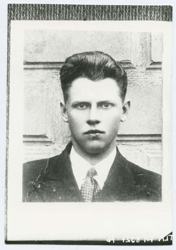 Noormehe portreefoto müüri foonil, 1920-ndatest aastatest.
