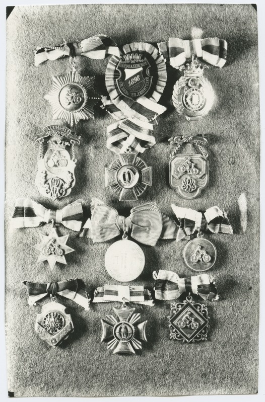 Johannes Parikase jalgrattaspordi rinnamärkide ja fotograafia-ala medalite kollektsioon 1920-ndatest aastatest.