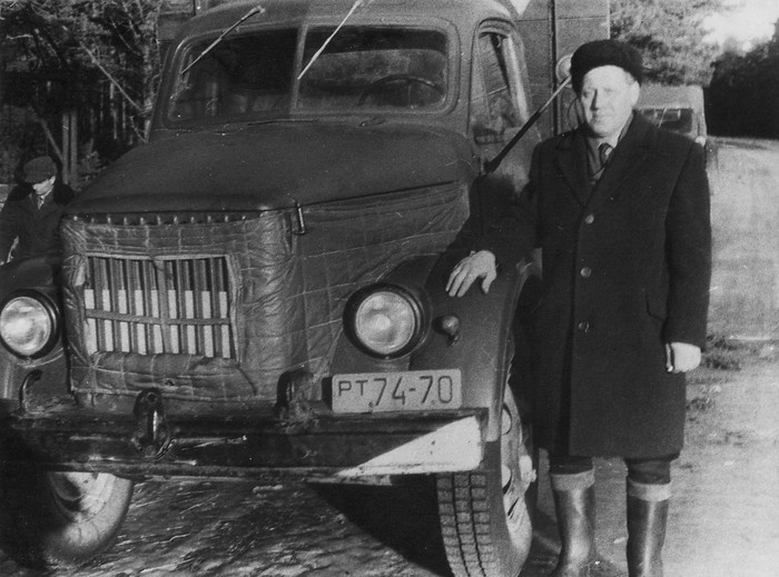 The driver of the colony "Komnoor" Aser Süld with the autro GAZ-51 Käina cemetery.