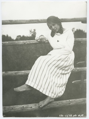 Neiu istumas lattaial, umbes 1920. aastast.  duplicate photo